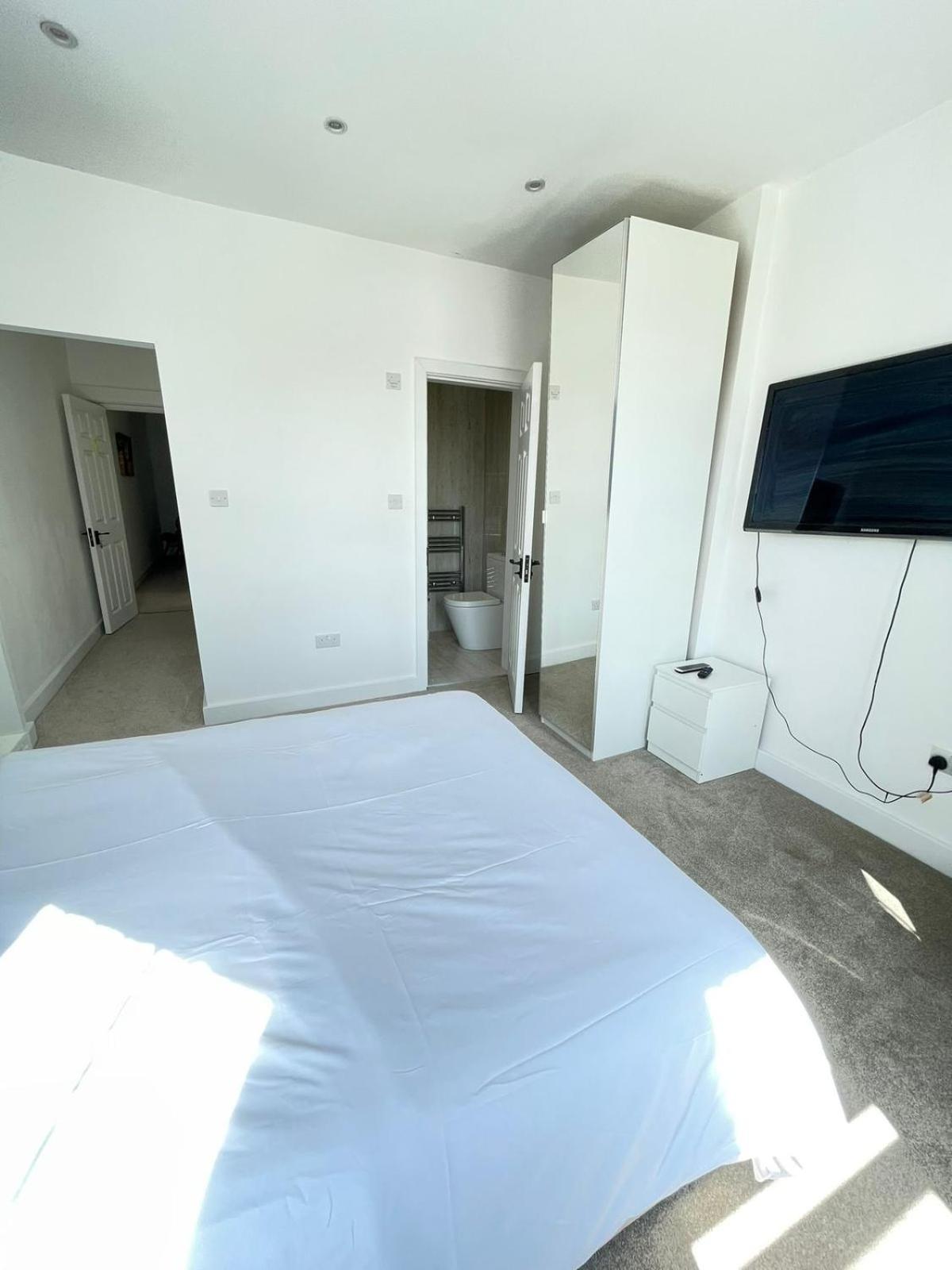 Edgware Comfortable Bay Window Stone Private Bathroom מראה חיצוני תמונה