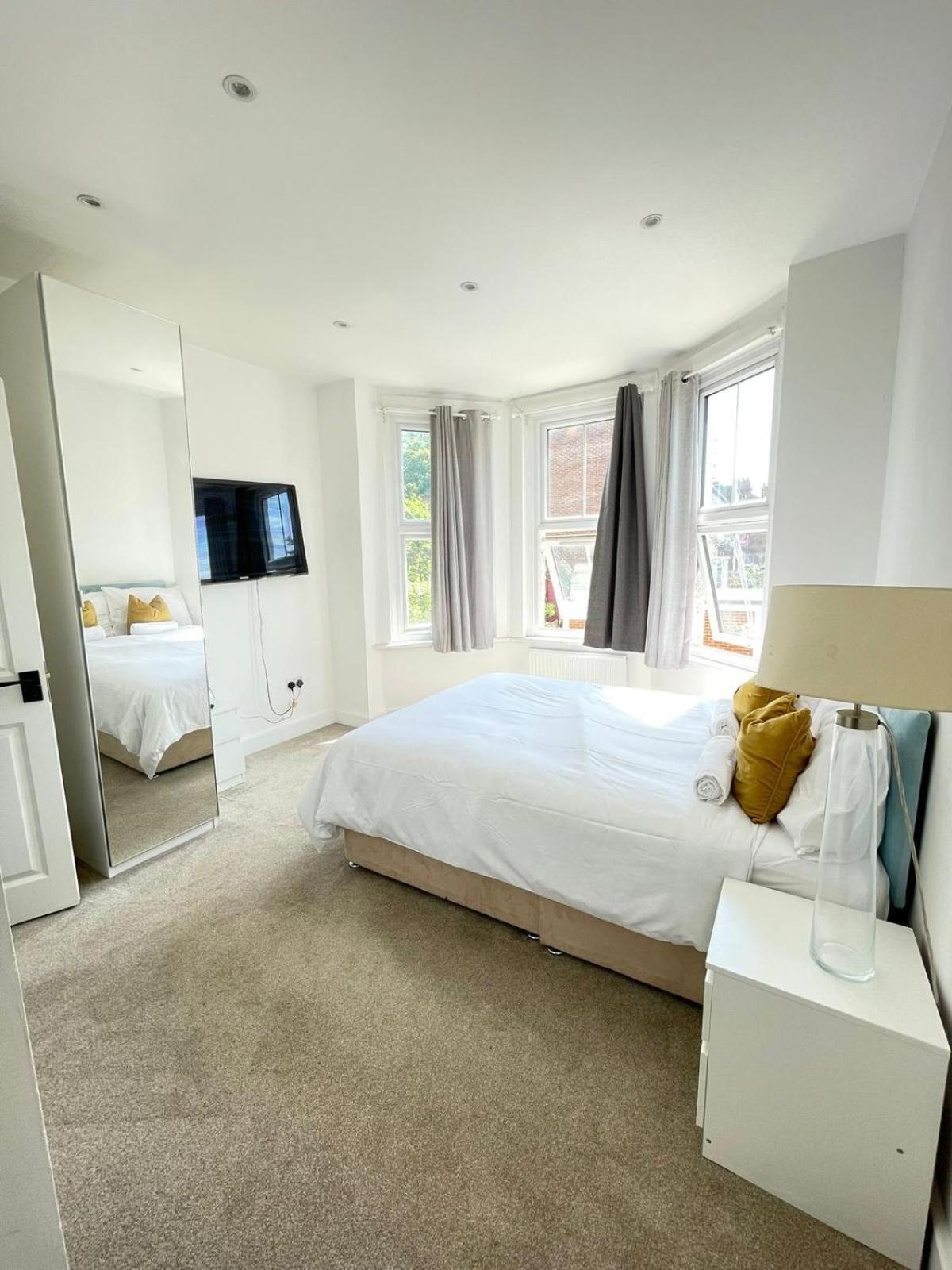 Edgware Comfortable Bay Window Stone Private Bathroom מראה חיצוני תמונה