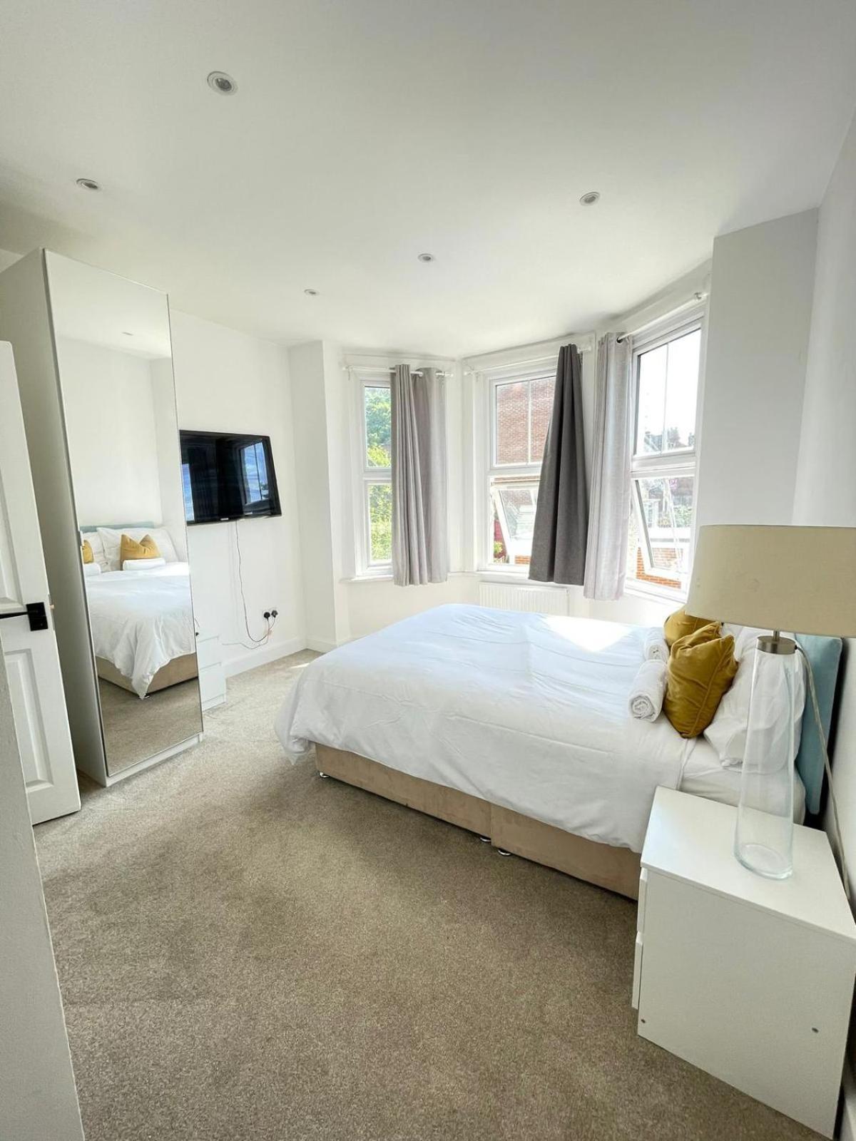 Edgware Comfortable Bay Window Stone Private Bathroom מראה חיצוני תמונה