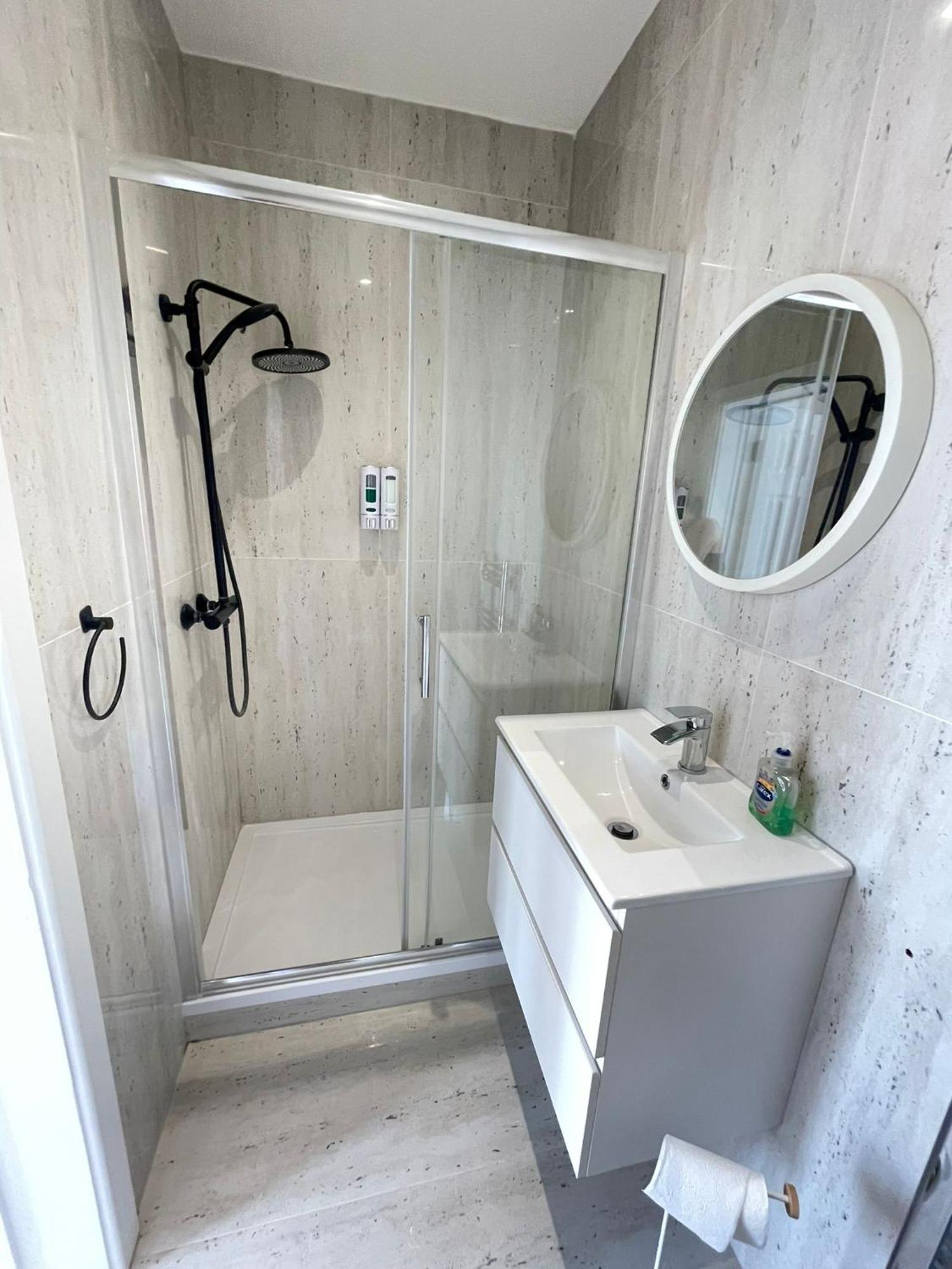 Edgware Comfortable Bay Window Stone Private Bathroom מראה חיצוני תמונה