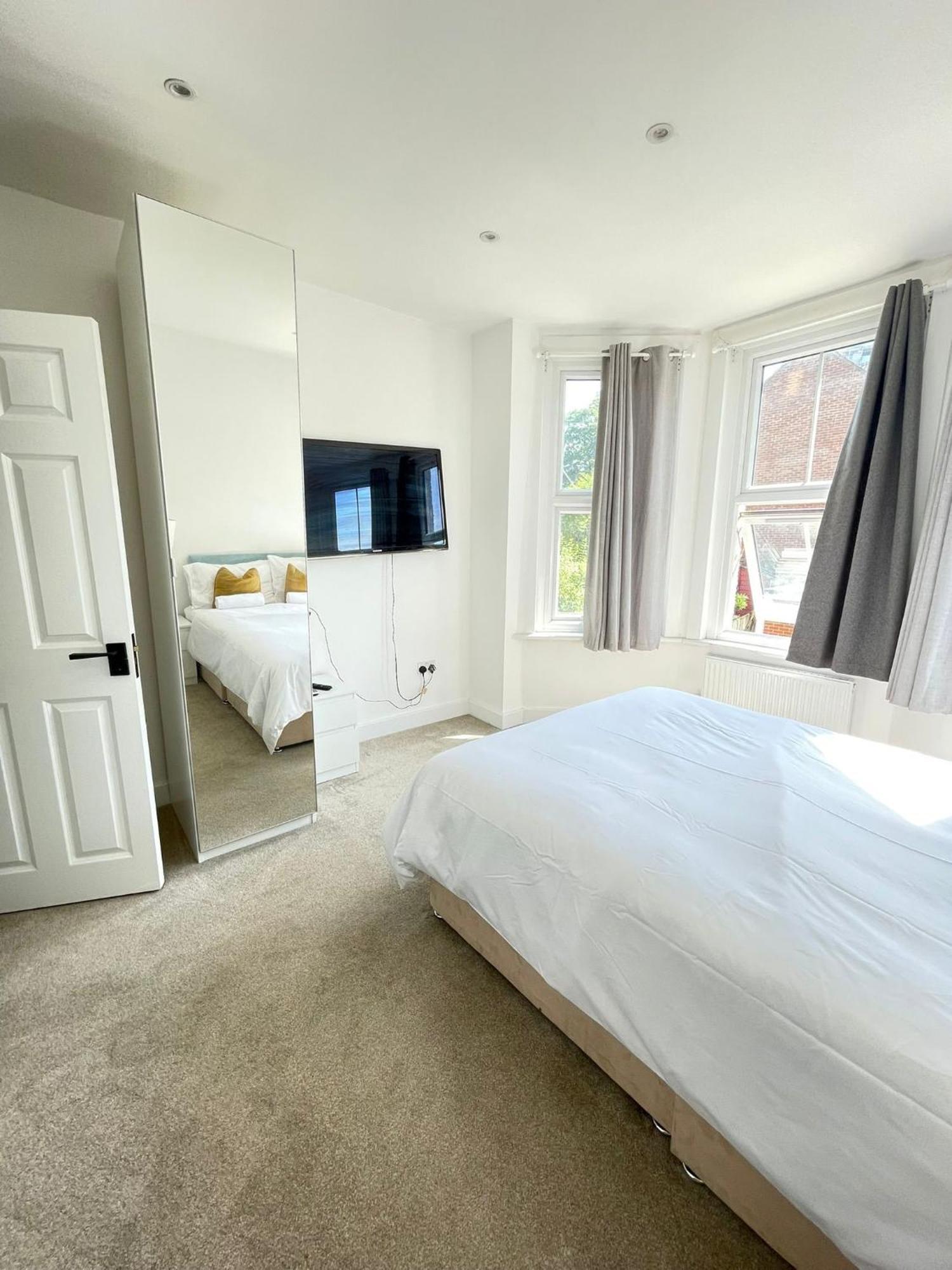 Edgware Comfortable Bay Window Stone Private Bathroom מראה חיצוני תמונה