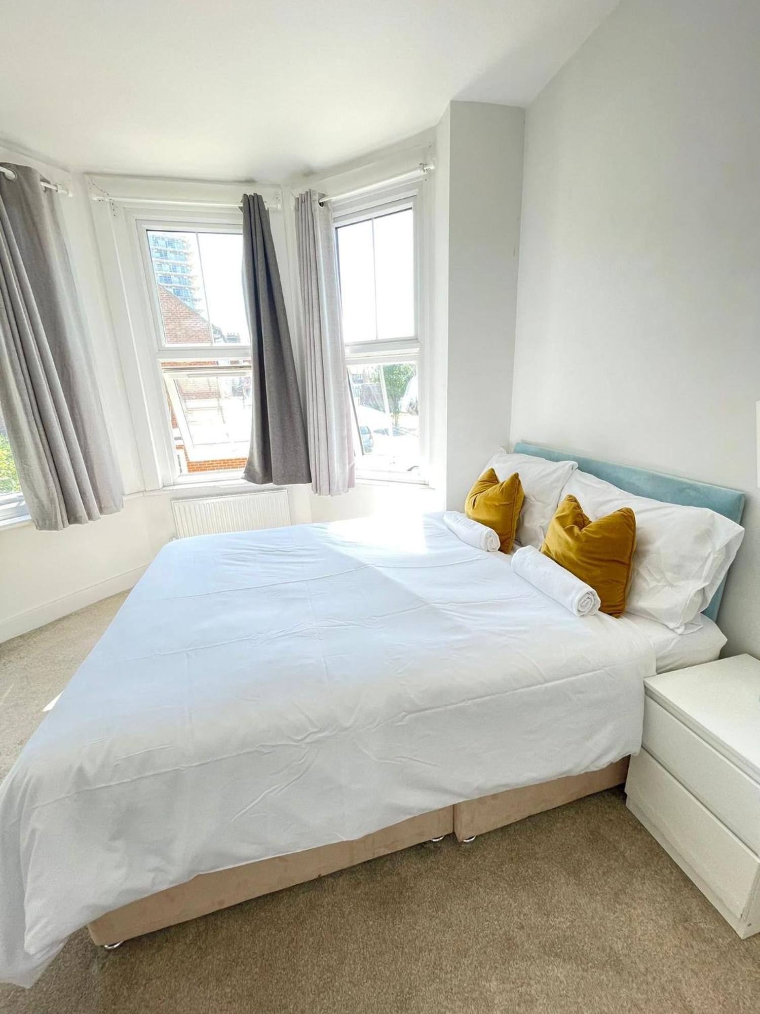 Edgware Comfortable Bay Window Stone Private Bathroom מראה חיצוני תמונה