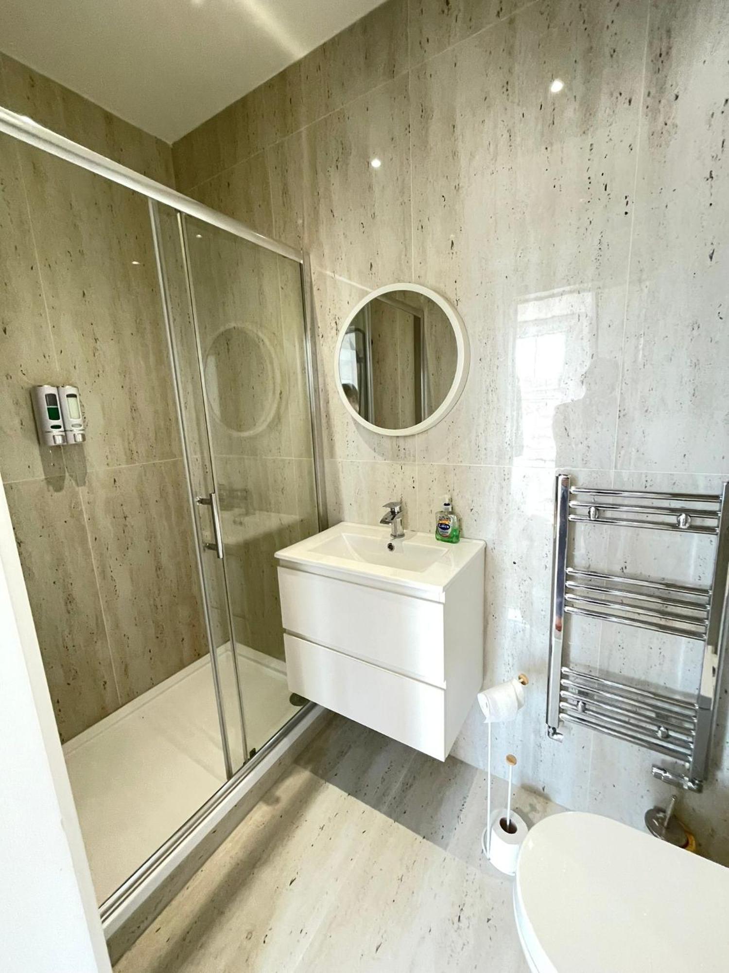 Edgware Comfortable Bay Window Stone Private Bathroom מראה חיצוני תמונה