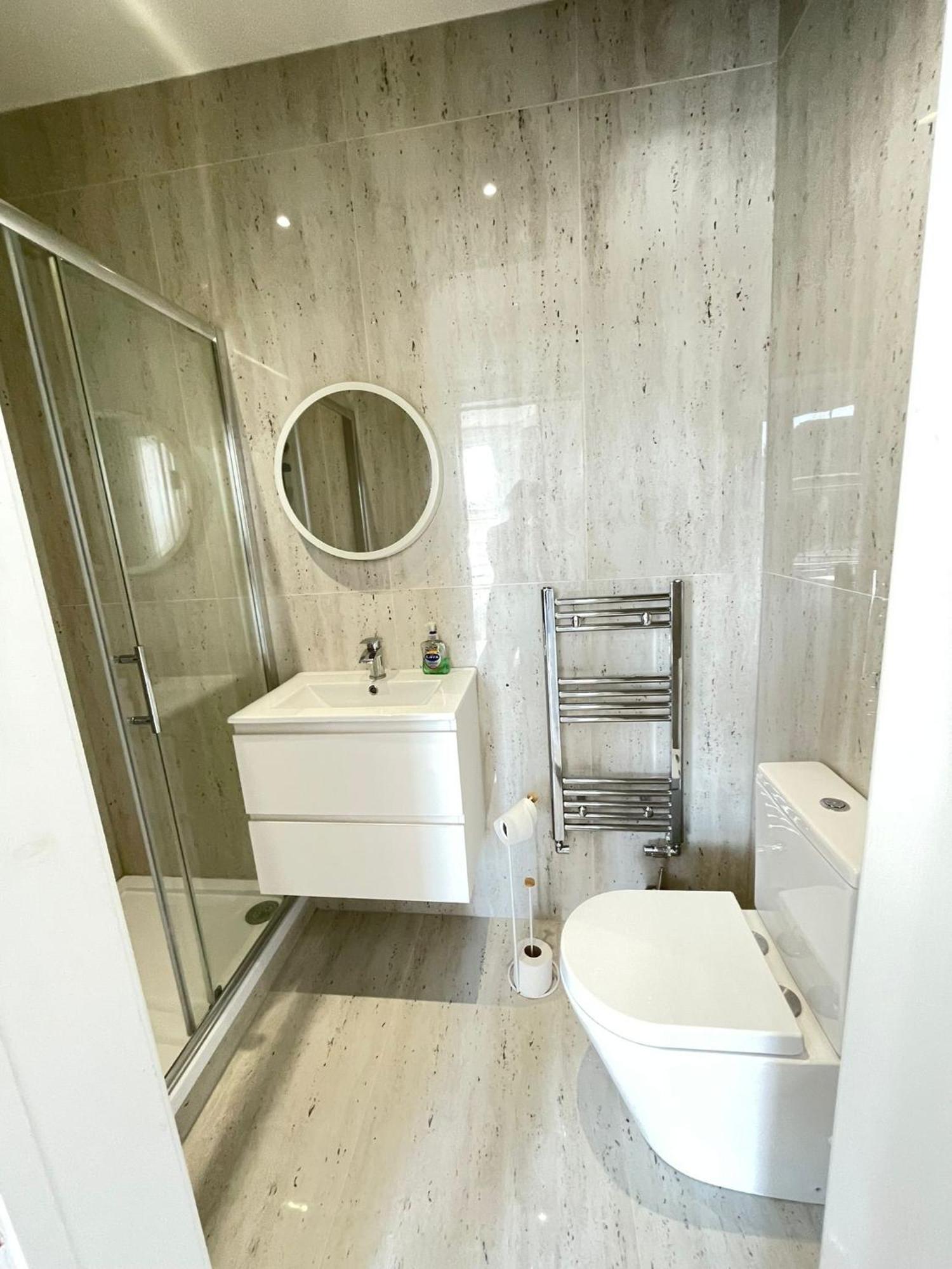 Edgware Comfortable Bay Window Stone Private Bathroom מראה חיצוני תמונה