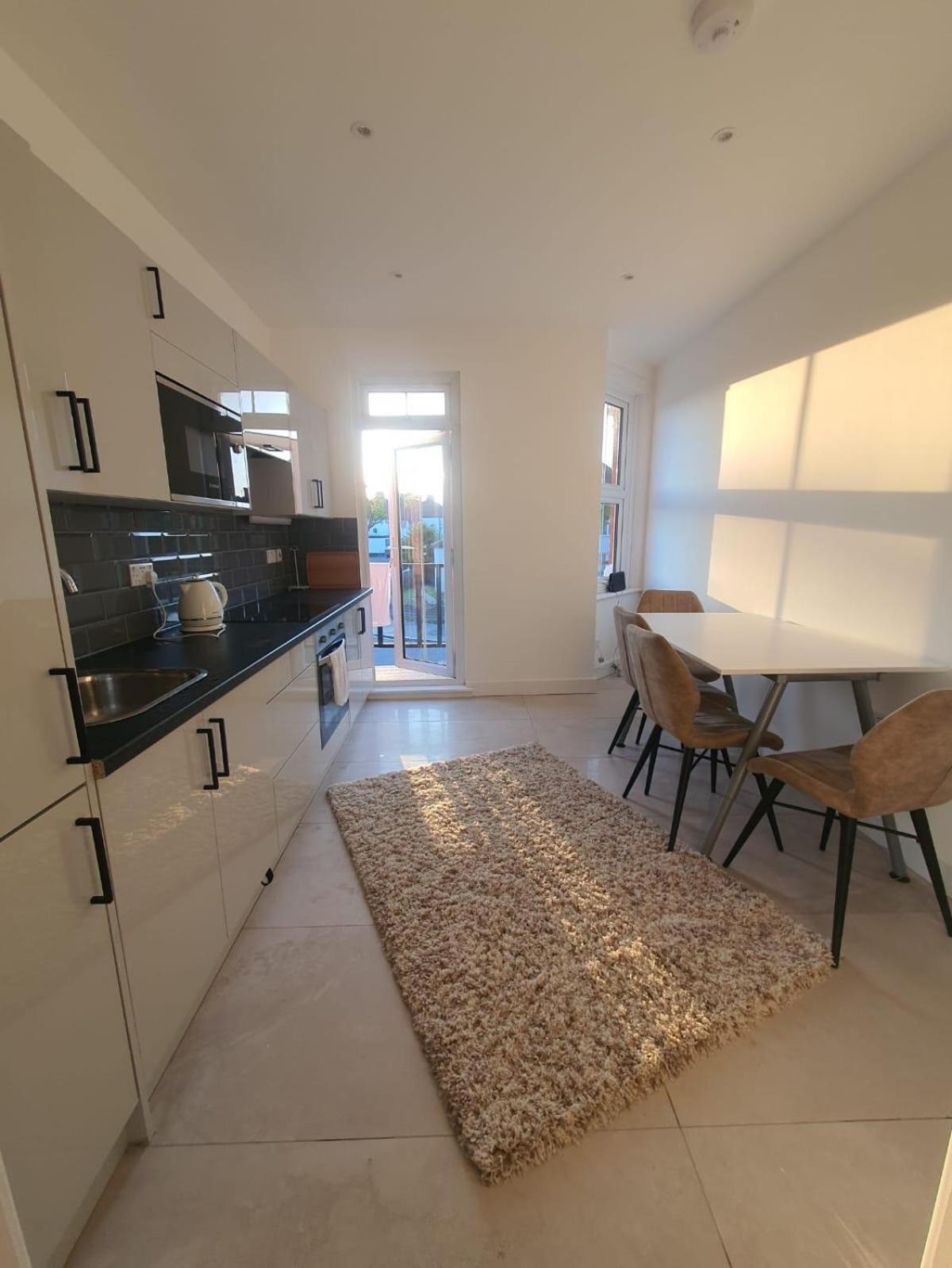 Edgware Comfortable Bay Window Stone Private Bathroom מראה חיצוני תמונה